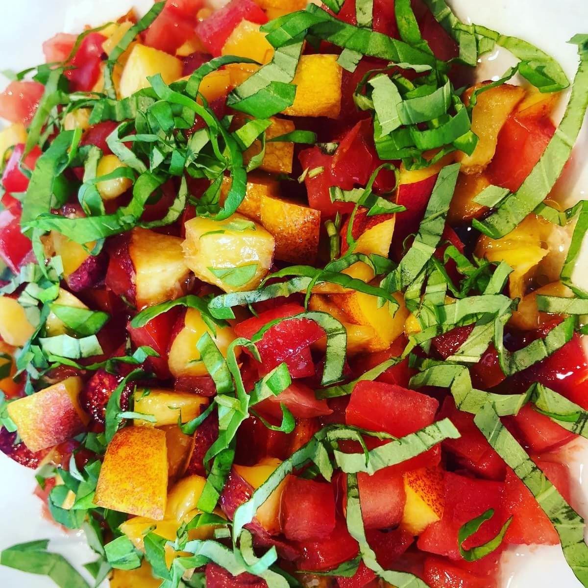 Nektarin och tomatsalsa